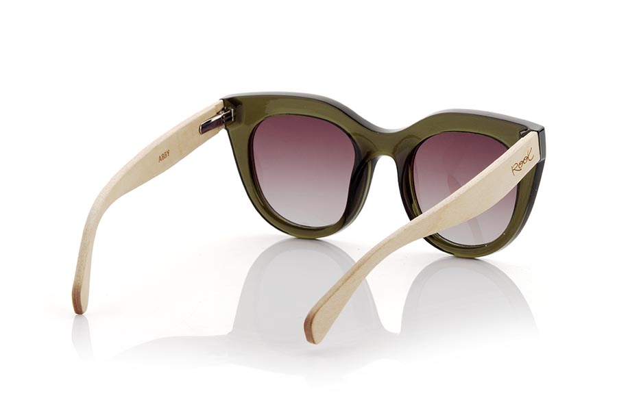 Wood eyewear of Maple ABBY. ABBY sunglasses are the perfect complement to any feminine and modern look. Its front in transparent satin khaki green, with a rounded shape and an angular edge, gives it a unique and elegant touch. Its maple wood temples add a natural and sustainable style to the frame. In addition, the brown gradient lenses provide complete protection against UV rays, without compromising your style. ABBY glasses are ideal to wear on any occasion. Dare to wear a fresh and sophisticated look with them! front Size: 147x59cm Caliber 51 for Wholesale & Retail | Root Sunglasses® 